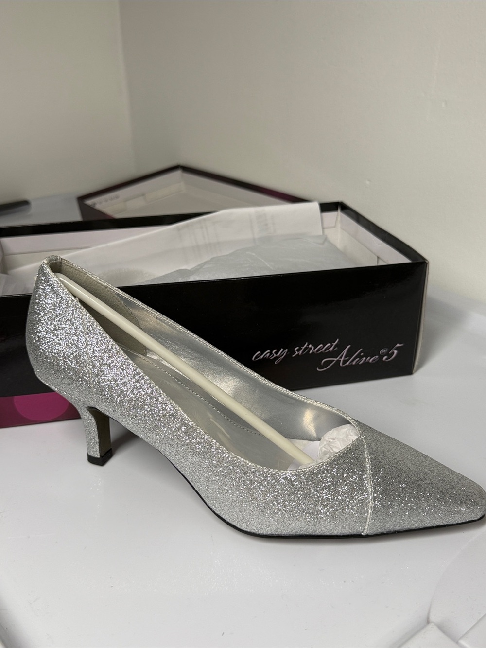 easy street Silver Glitter CHIFFON Mid Heel Pumps SZ 8. NWT